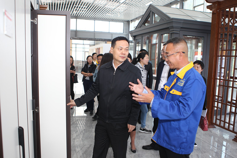 原贵州省委常委、统战部部长严朝君一行莅临我厂调研